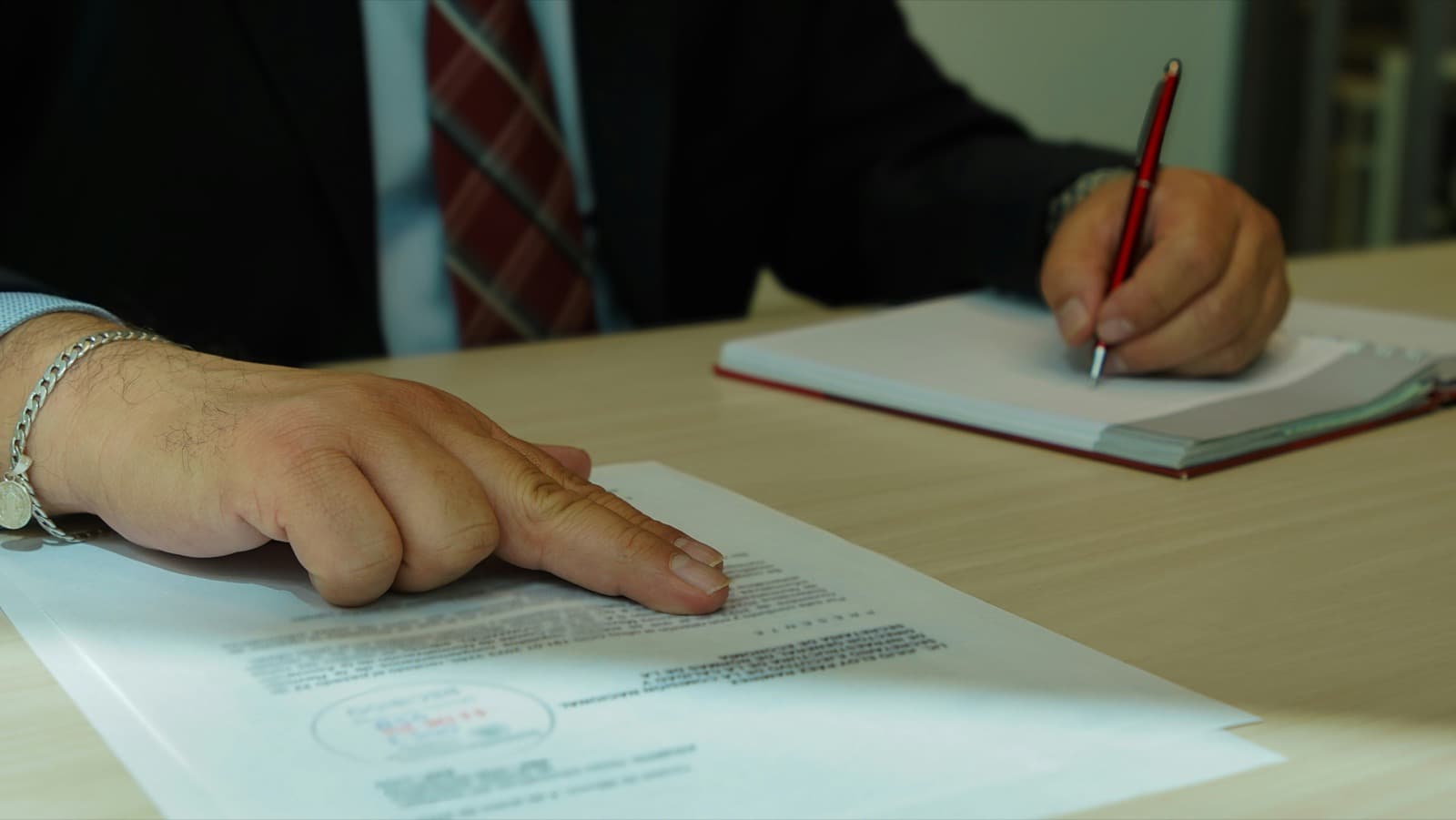 Profesional firmando documentación oficial ante autoridades en México