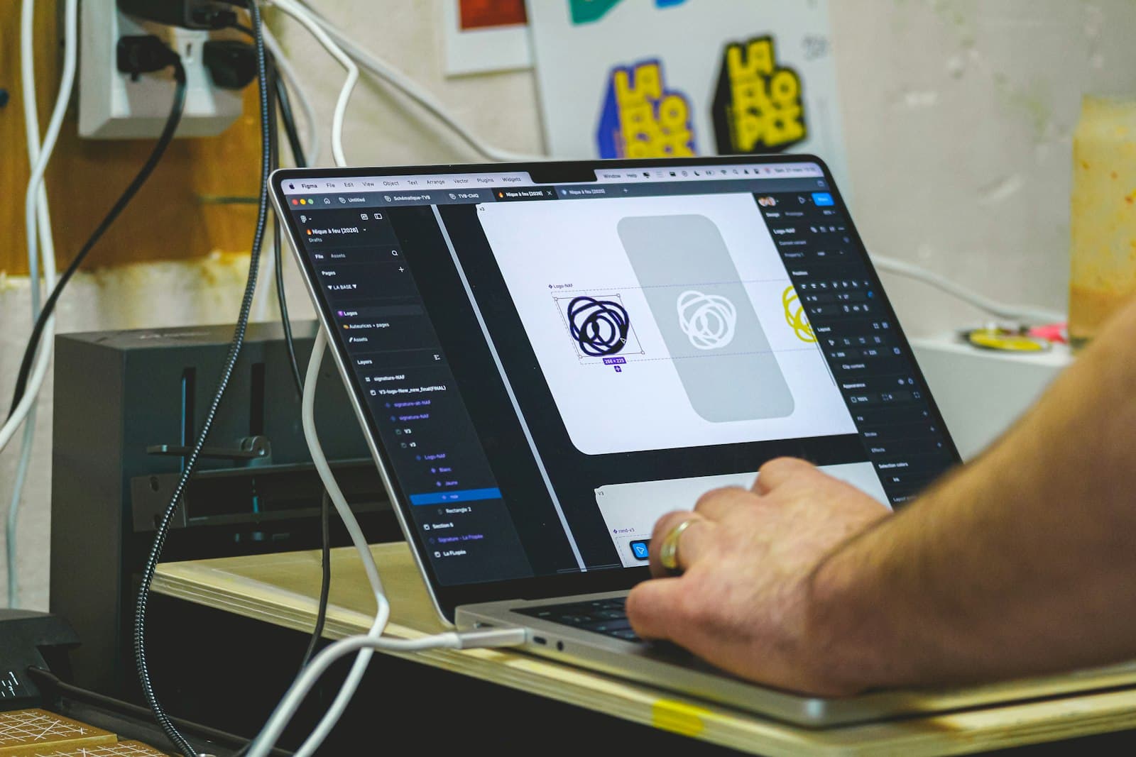 Diseño de identidad de marca en pantalla de computadora