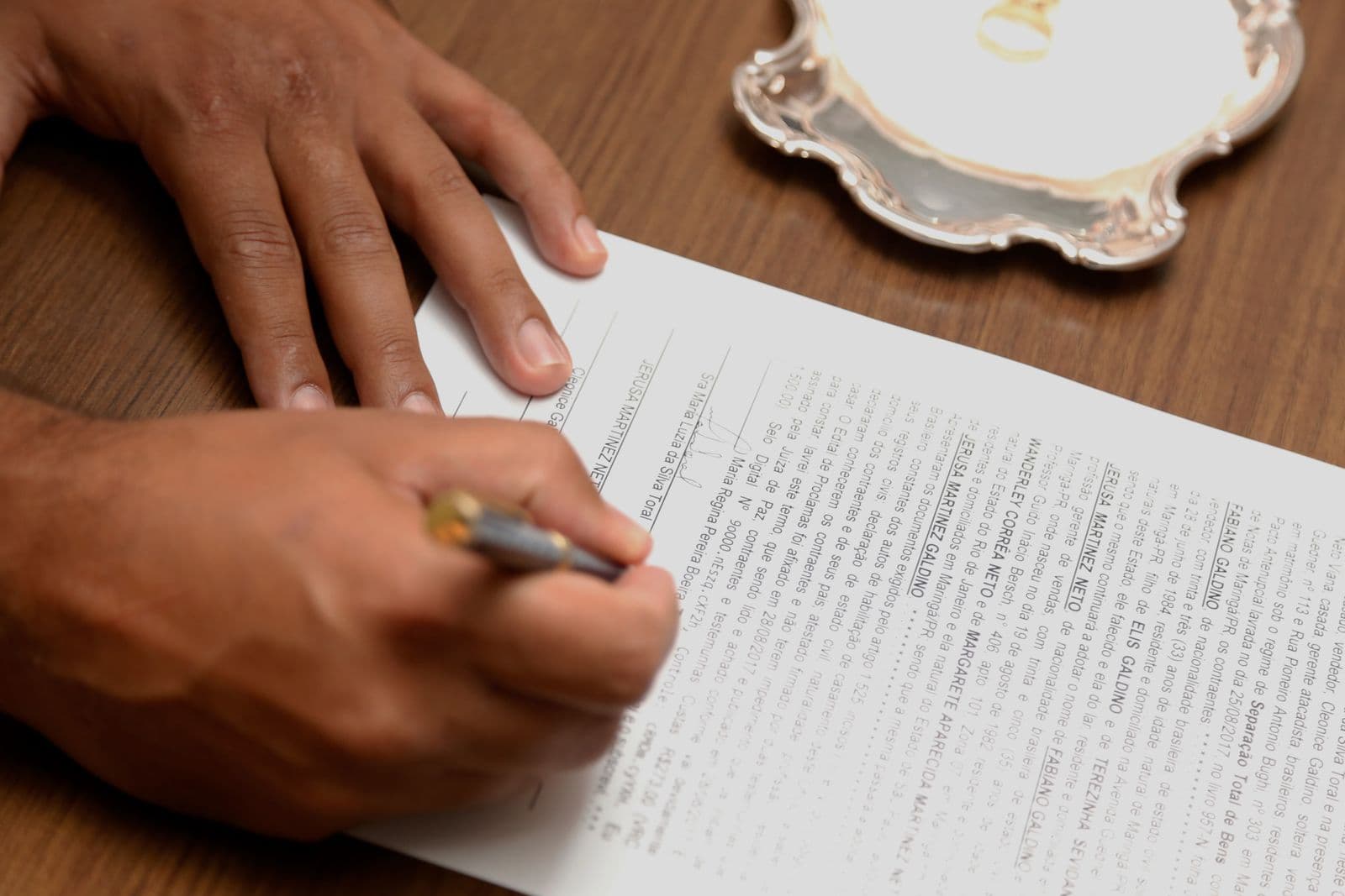 Persona firmando documentos legales
